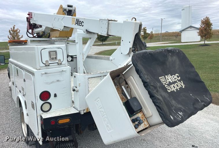 image for item MG9521 1999 Ford F450 Super Duty  bucket truck