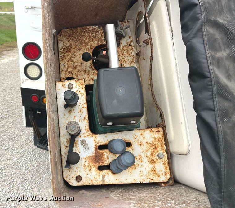 image for item MG9521 1999 Ford F450 Super Duty  bucket truck