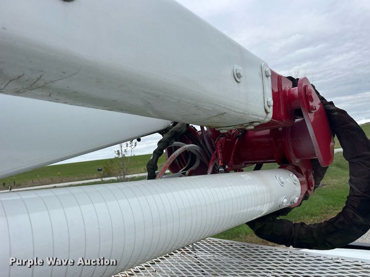 image for item MG9521 1999 Ford F450 Super Duty  bucket truck