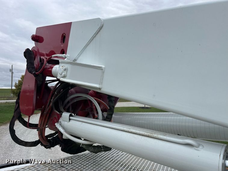 image for item MG9521 1999 Ford F450 Super Duty  bucket truck