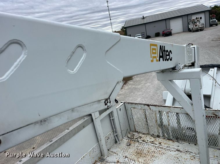 image for item MG9521 1999 Ford F450 Super Duty  bucket truck