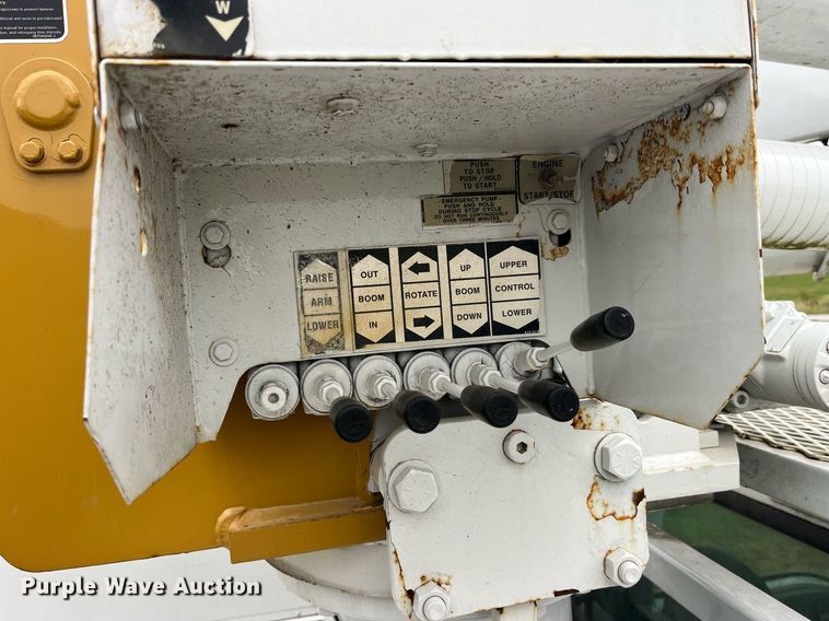 image for item MG9521 1999 Ford F450 Super Duty  bucket truck