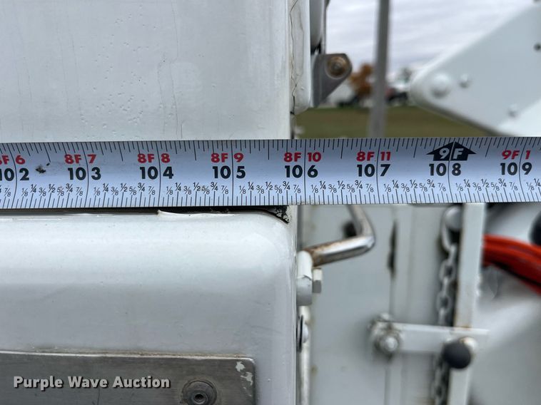 image for item MG9521 1999 Ford F450 Super Duty  bucket truck