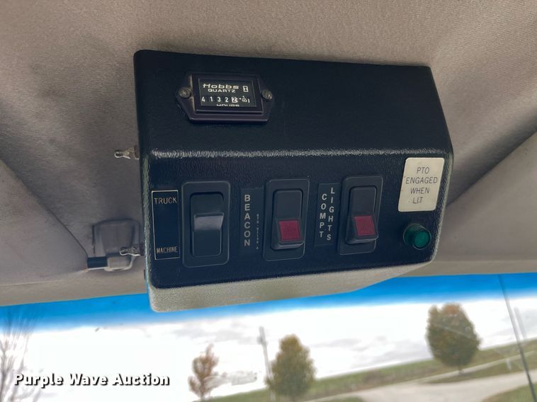 image for item MG9521 1999 Ford F450 Super Duty  bucket truck