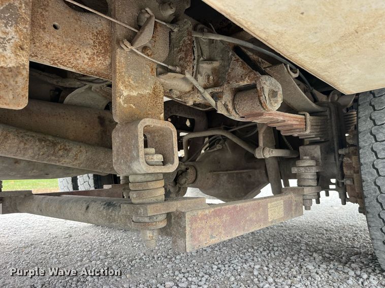 image for item MG9521 1999 Ford F450 Super Duty  bucket truck