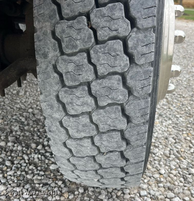 image for item MG9521 1999 Ford F450 Super Duty  bucket truck