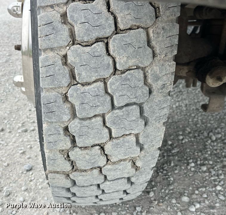 image for item MG9521 1999 Ford F450 Super Duty  bucket truck