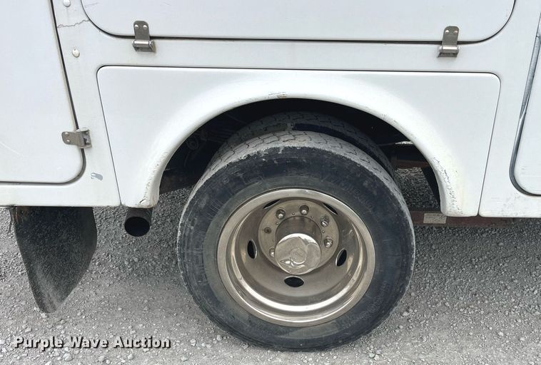 image for item MG9521 1999 Ford F450 Super Duty  bucket truck