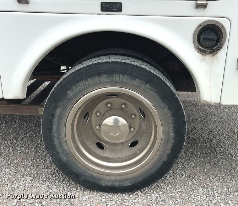 image for item MG9521 1999 Ford F450 Super Duty  bucket truck