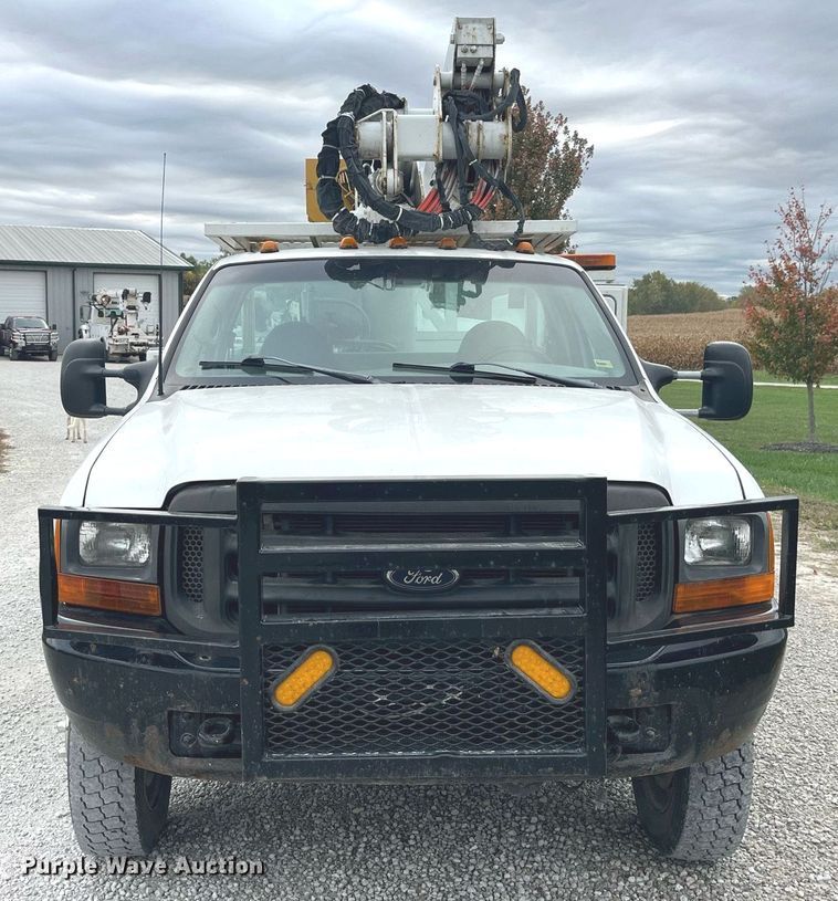 image for item MG9522 1999 Ford F450 Super Duty  bucket truck