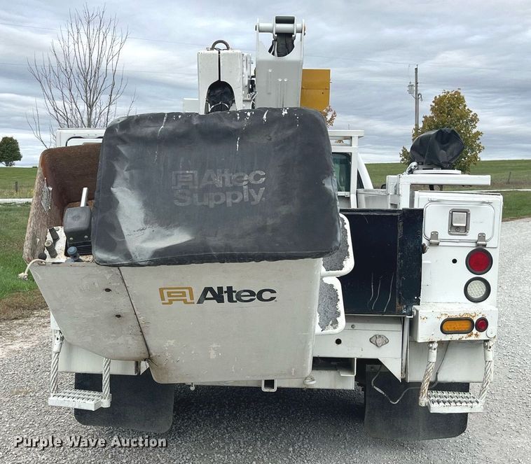 image for item MG9522 1999 Ford F450 Super Duty  bucket truck