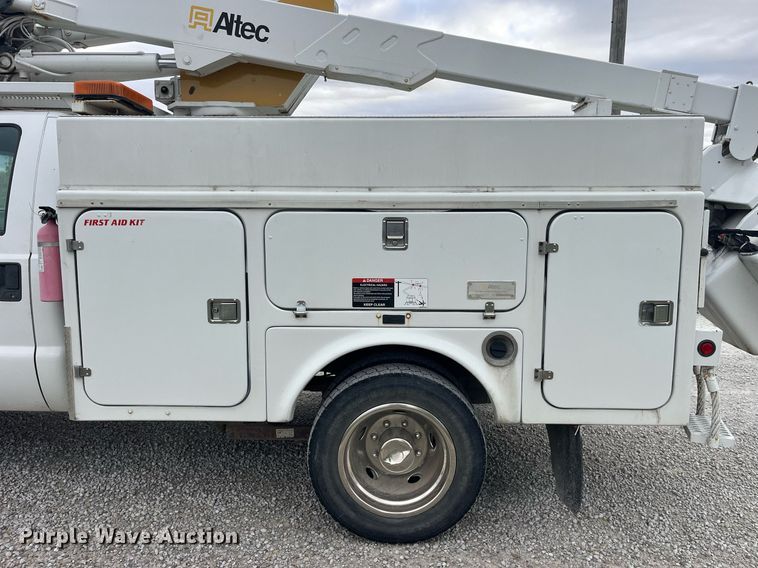 image for item MG9522 1999 Ford F450 Super Duty  bucket truck