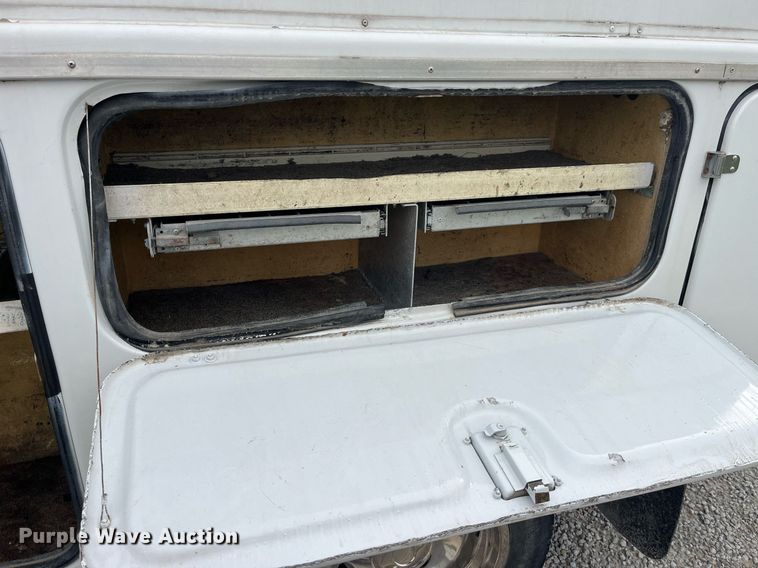 image for item MG9522 1999 Ford F450 Super Duty  bucket truck