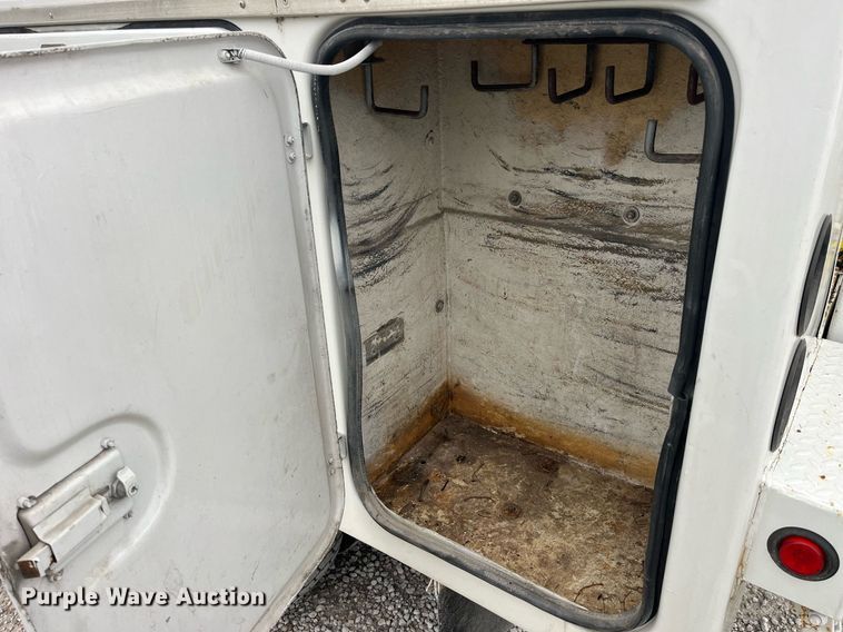 image for item MG9522 1999 Ford F450 Super Duty  bucket truck