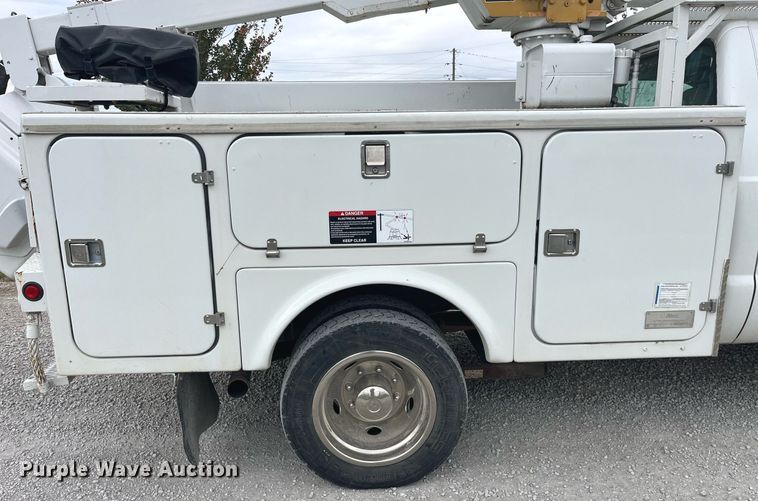 image for item MG9522 1999 Ford F450 Super Duty  bucket truck