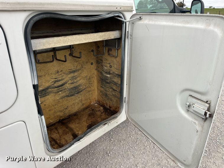 image for item MG9522 1999 Ford F450 Super Duty  bucket truck