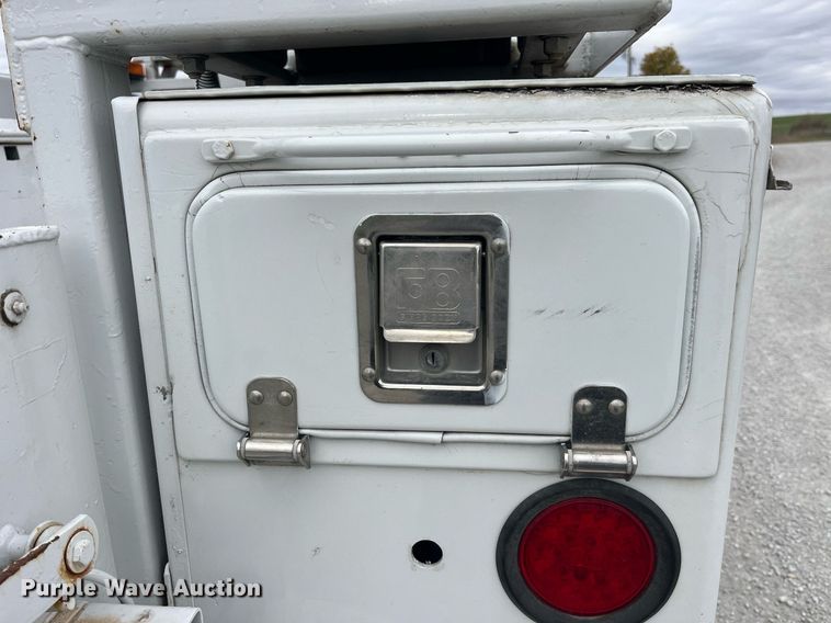 image for item MG9522 1999 Ford F450 Super Duty  bucket truck