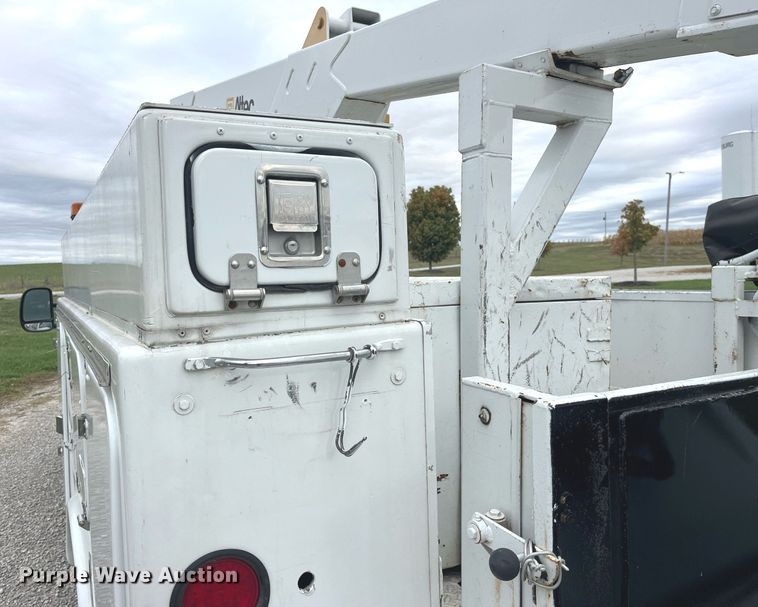 image for item MG9522 1999 Ford F450 Super Duty  bucket truck