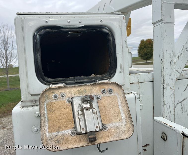 image for item MG9522 1999 Ford F450 Super Duty  bucket truck