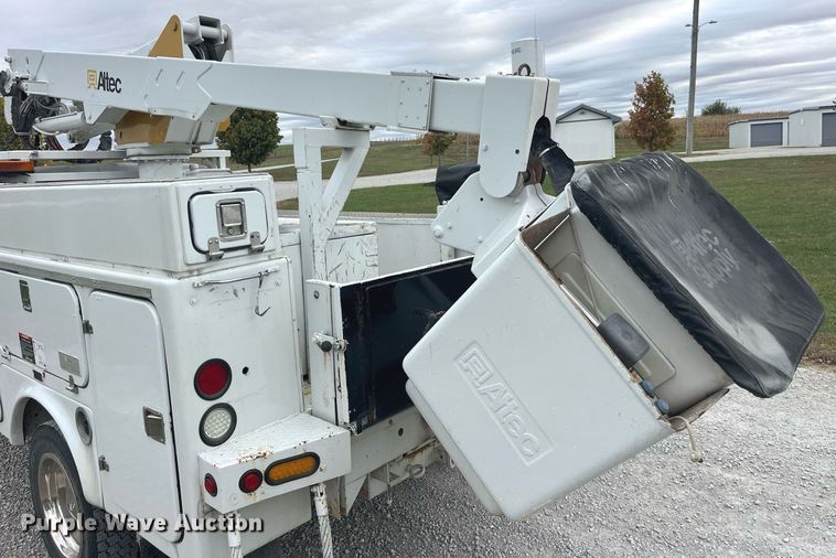 image for item MG9522 1999 Ford F450 Super Duty  bucket truck