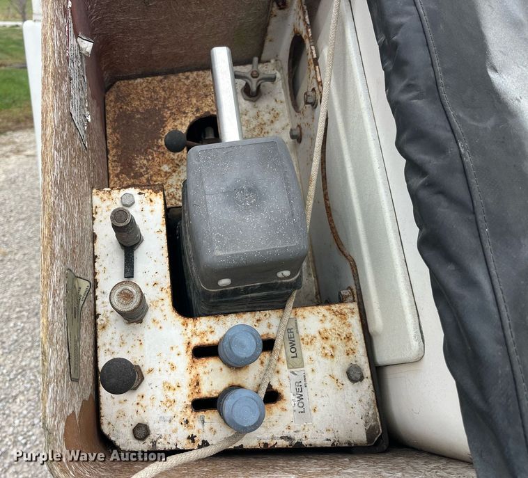 image for item MG9522 1999 Ford F450 Super Duty  bucket truck