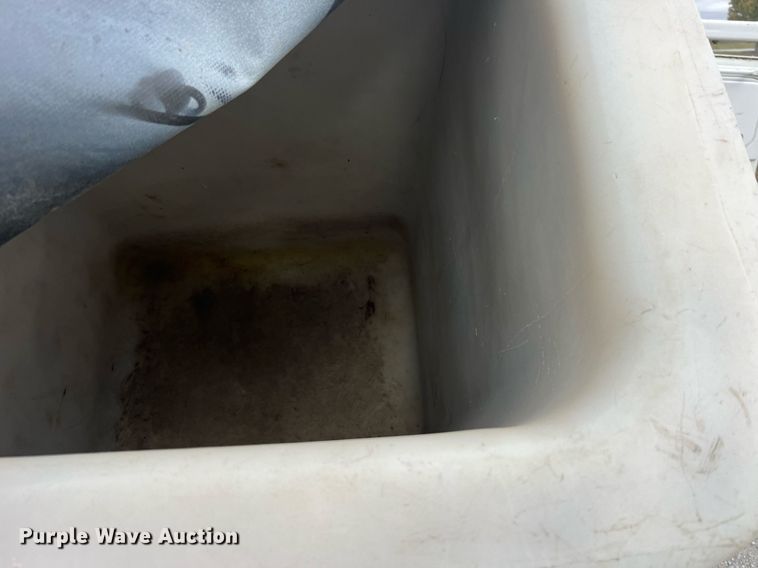 image for item MG9522 1999 Ford F450 Super Duty  bucket truck