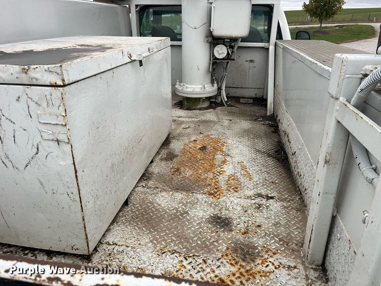 image for item MG9522 1999 Ford F450 Super Duty  bucket truck