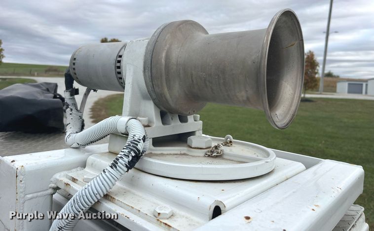 image for item MG9522 1999 Ford F450 Super Duty  bucket truck