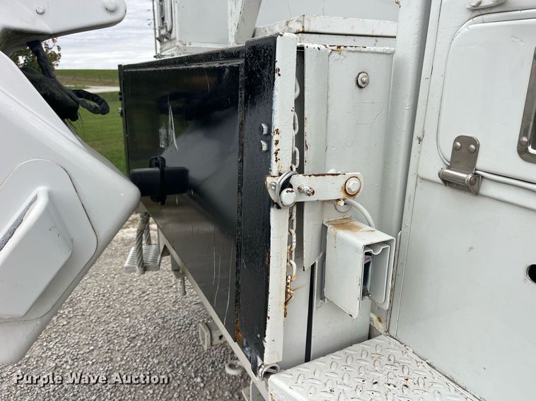 image for item MG9522 1999 Ford F450 Super Duty  bucket truck