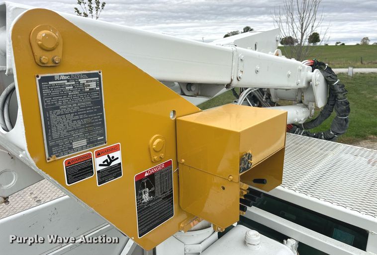 image for item MG9522 1999 Ford F450 Super Duty  bucket truck