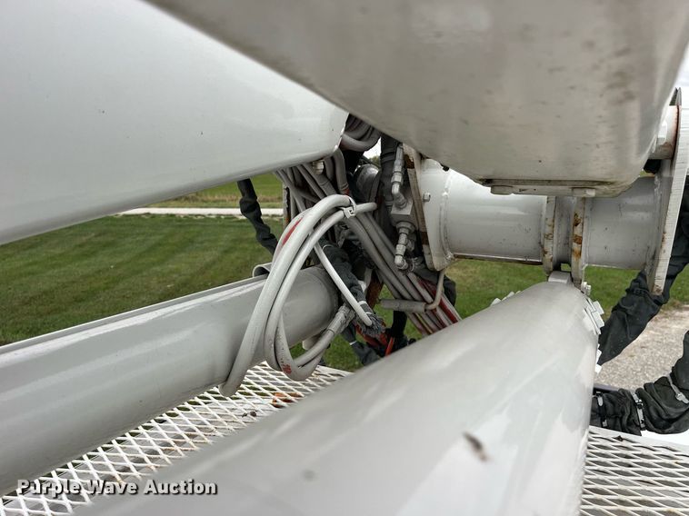 image for item MG9522 1999 Ford F450 Super Duty  bucket truck