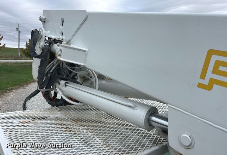 image for item MG9522 1999 Ford F450 Super Duty  bucket truck