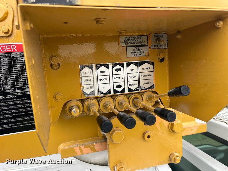 image for item MG9522 1999 Ford F450 Super Duty  bucket truck