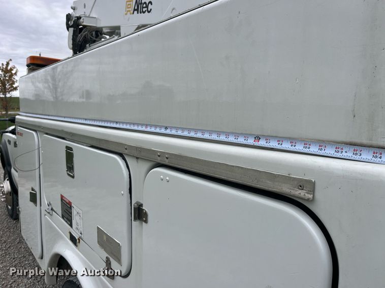 image for item MG9522 1999 Ford F450 Super Duty  bucket truck