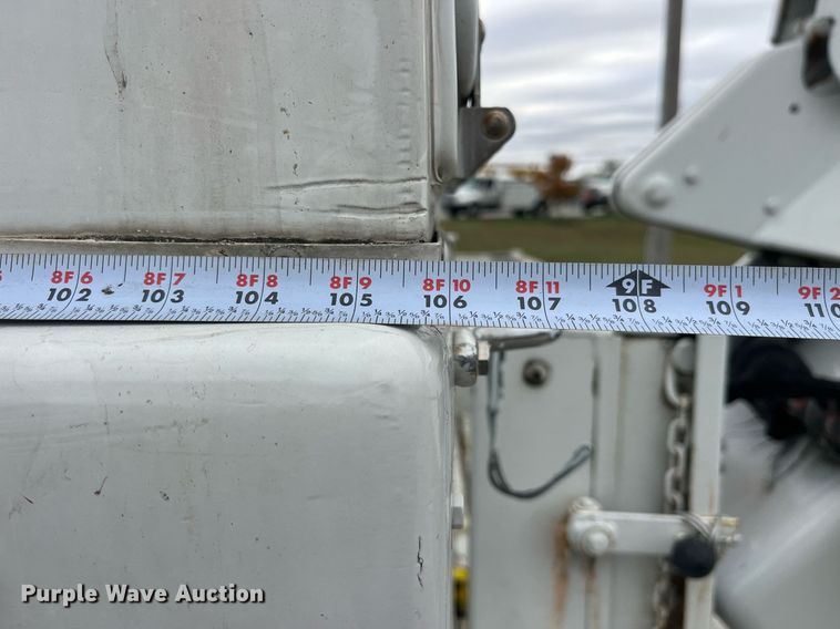 image for item MG9522 1999 Ford F450 Super Duty  bucket truck