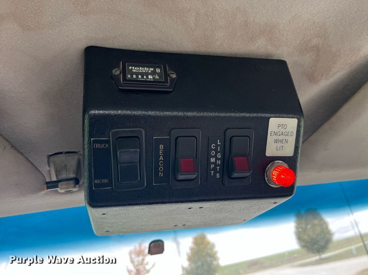 image for item MG9522 1999 Ford F450 Super Duty  bucket truck