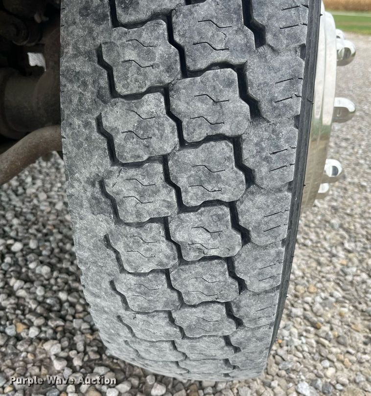 image for item MG9522 1999 Ford F450 Super Duty  bucket truck