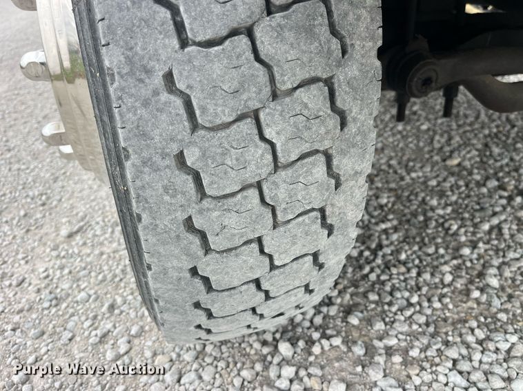 image for item MG9522 1999 Ford F450 Super Duty  bucket truck