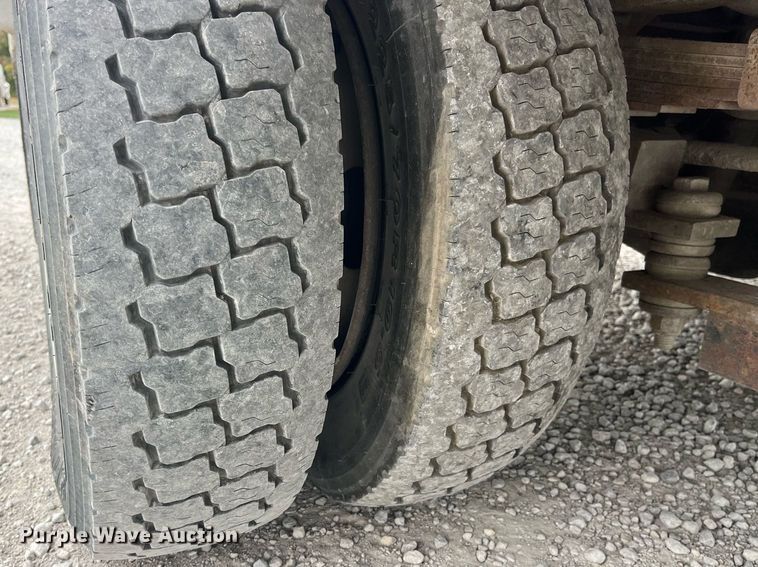 image for item MG9522 1999 Ford F450 Super Duty  bucket truck