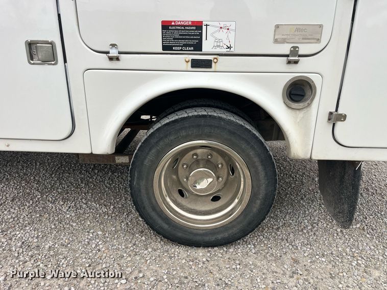 image for item MG9522 1999 Ford F450 Super Duty  bucket truck