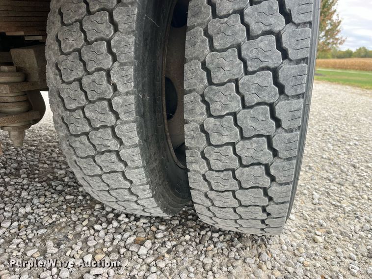 image for item MG9522 1999 Ford F450 Super Duty  bucket truck