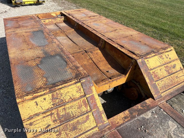 image for item MG9526 1997 Trail King TK80HDG-463  lowboy equipment trailer