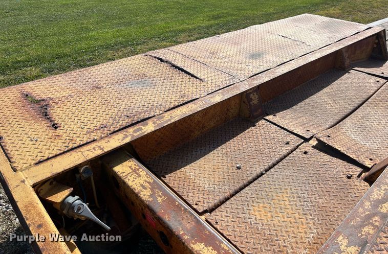 image for item MG9526 1997 Trail King TK80HDG-463  lowboy equipment trailer