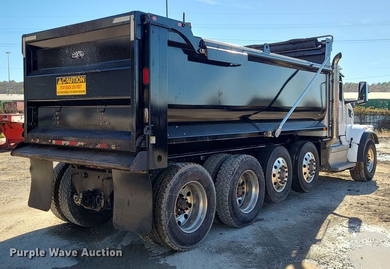 image for item MJ9480 2023 Peterbilt 567  dump truck