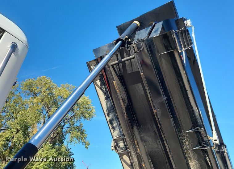 image for item MJ9480 2023 Peterbilt 567  dump truck