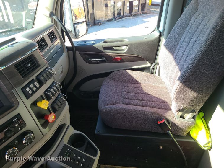 image for item MJ9480 2023 Peterbilt 567  dump truck