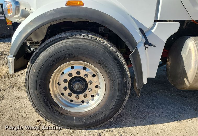 image for item MJ9480 2023 Peterbilt 567  dump truck