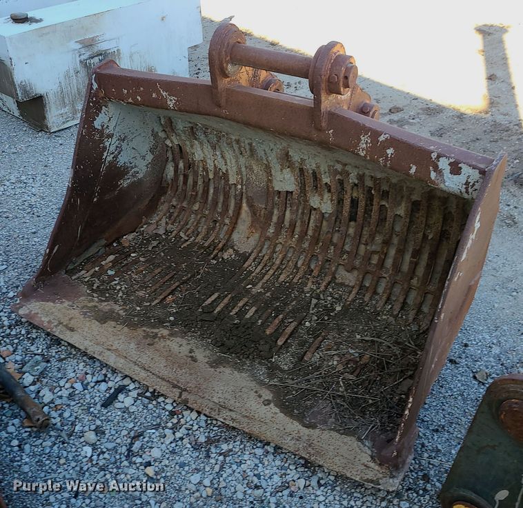 image for item MJ9493 (2) excavator buckets