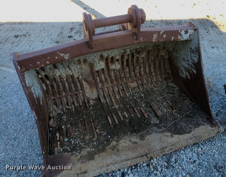 image for item MJ9493 (2) excavator buckets