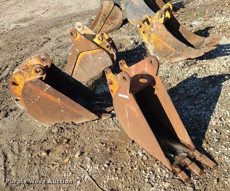 image for item MJ9494 (4) backhoe buckets